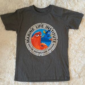5/$15 Boys Medium Nemo shirt